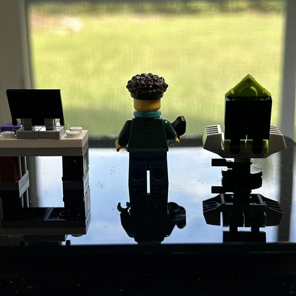LEGO Gamer Minifigure Desk Laptop‎ Chair Controller Custom Build